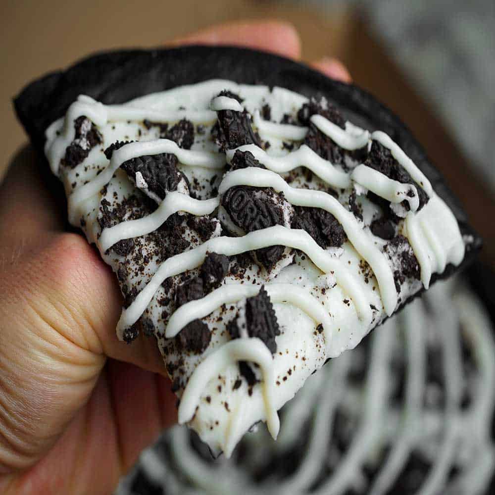 Oreo Cheesecake Swirl Protein Dessert Pizza